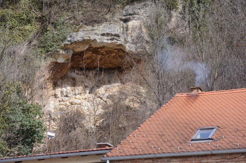 Zbog otapanja snijega s brda iznad kuća odlomio se komad stijene