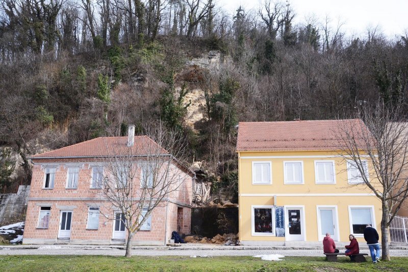 Zbog otapanja snijega s brda iznad kuća odlomio se komad stijene