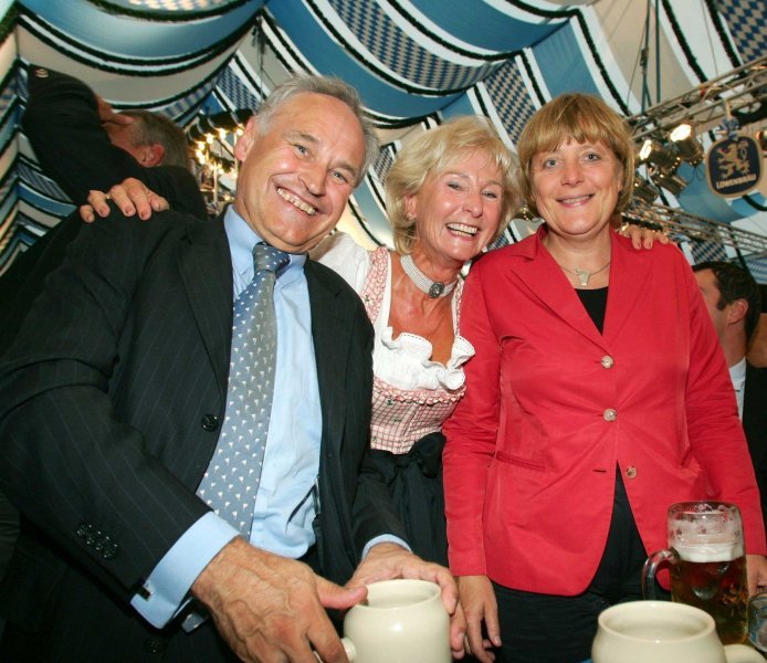 Angela Merkel s Erwinom Huberom i Karin Stoiber na otvorenju Oktoberfesta 2004.
