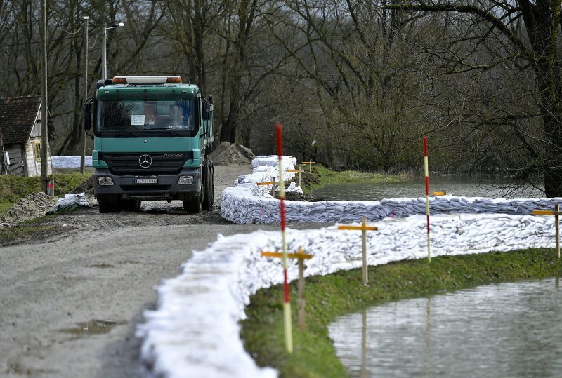 Hrvatska vojska postavlja zečje nasipe