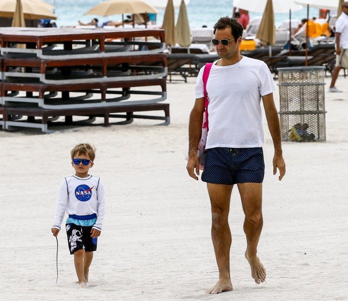 Mirka i Roger Federer s djecom na plaži