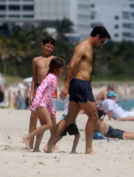 Mirka i Roger Federer s djecom na plaži