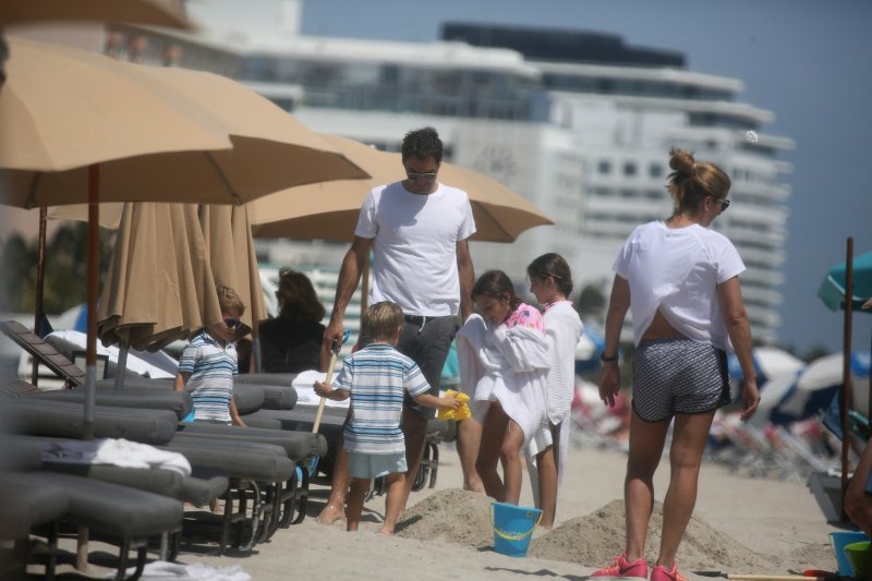 Mirka i Roger Federer s djecom na plaži