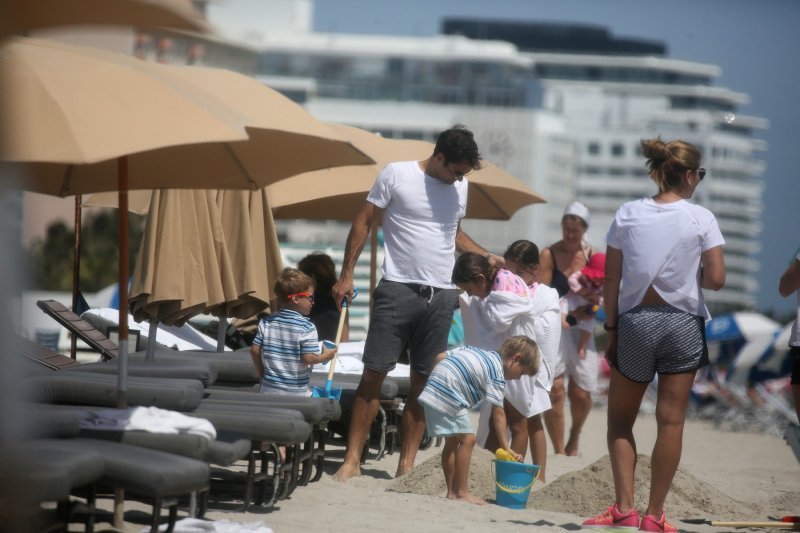 Mirka i Roger Federer s djecom na plaži