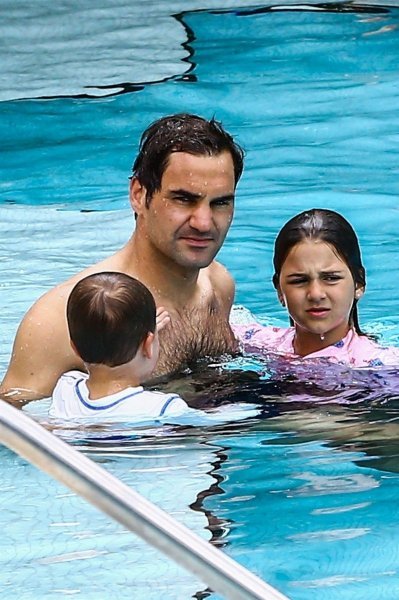 Mirka i Roger Federer s djecom na plaži