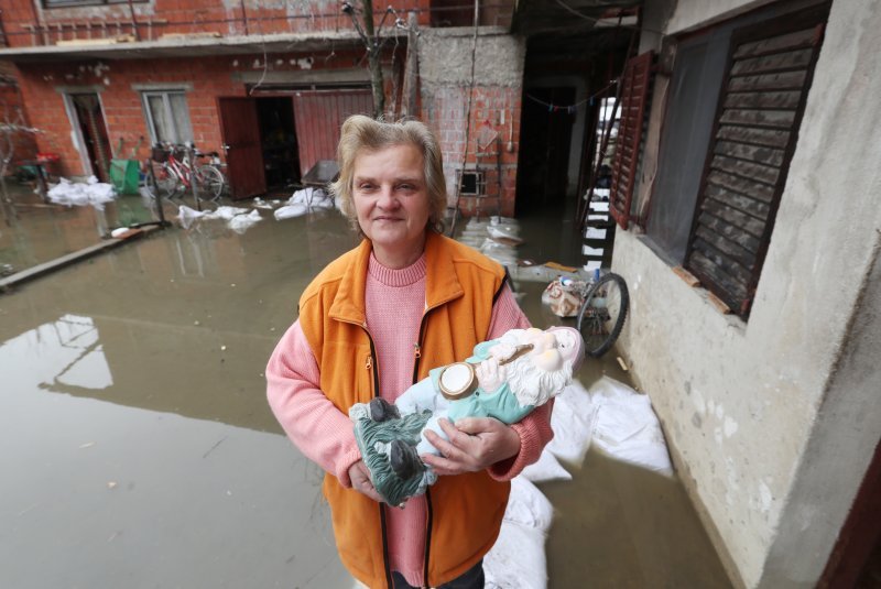 Mještanka Jasenovca spašava vrtnog patuljka od poplava