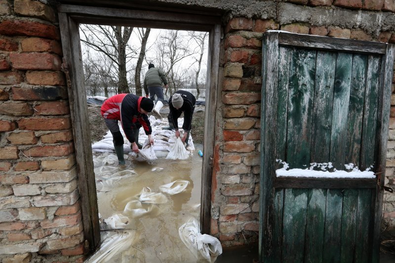 Vatrogasci i HGSS pomažu mještanima Jasenovca u obrani od poplava