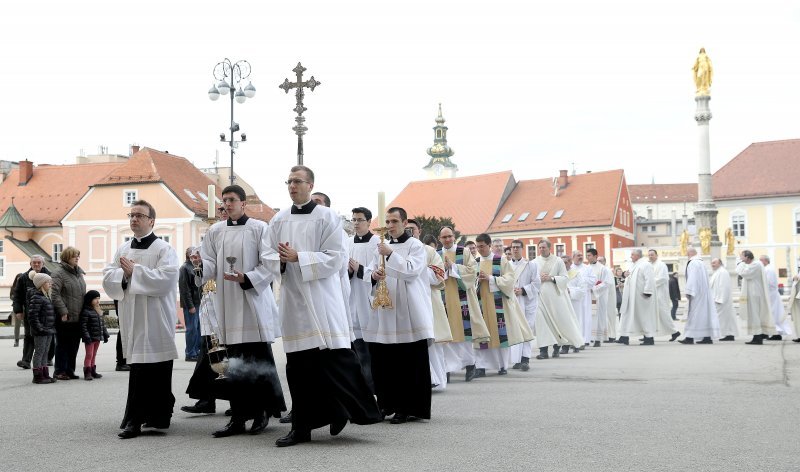 Zagreb: Svećeničkom ulaznom procesijom počeli obredi Velikog trodnevlja