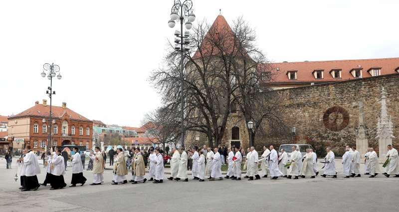 Zagreb: Svećeničkom ulaznom procesijom počeli obredi Velikog trodnevlja