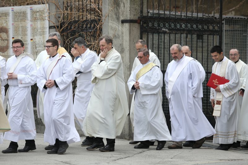 Zagreb: Svećeničkom ulaznom procesijom počeli obredi Velikog trodnevlja