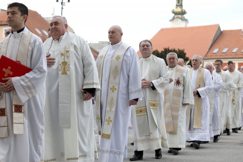 Zagreb: Svećeničkom ulaznom procesijom počeli obredi Velikog trodnevlja