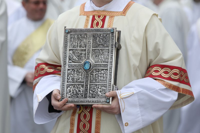 Zagreb: Svećeničkom ulaznom procesijom počeli obredi Velikog trodnevlja