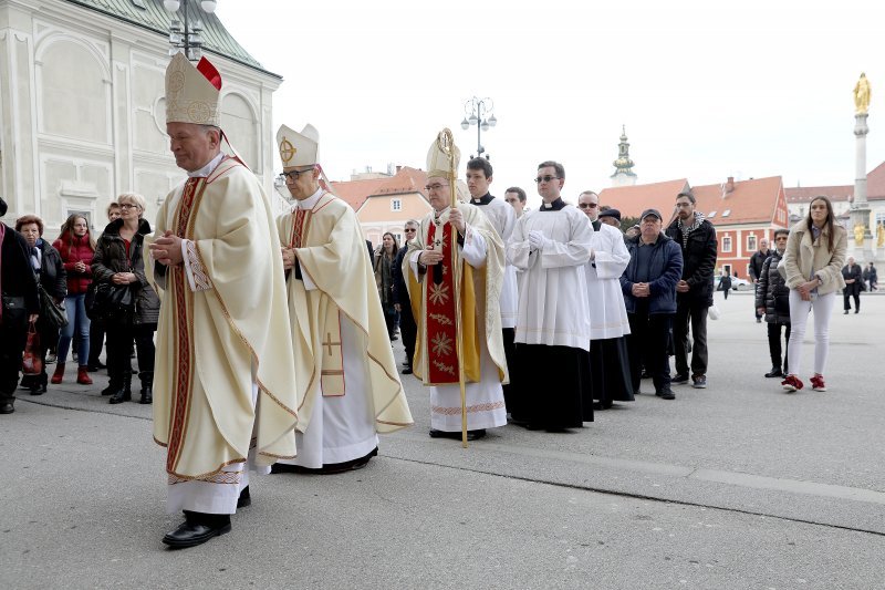 Zagreb: Svećeničkom ulaznom procesijom počeli obredi Velikog trodnevlja