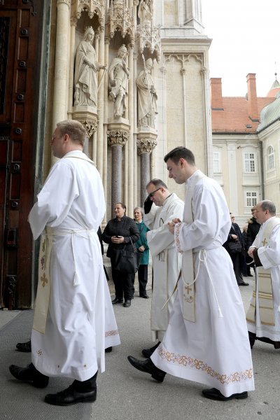 Zagreb: Svećeničkom ulaznom procesijom počeli obredi Velikog trodnevlja