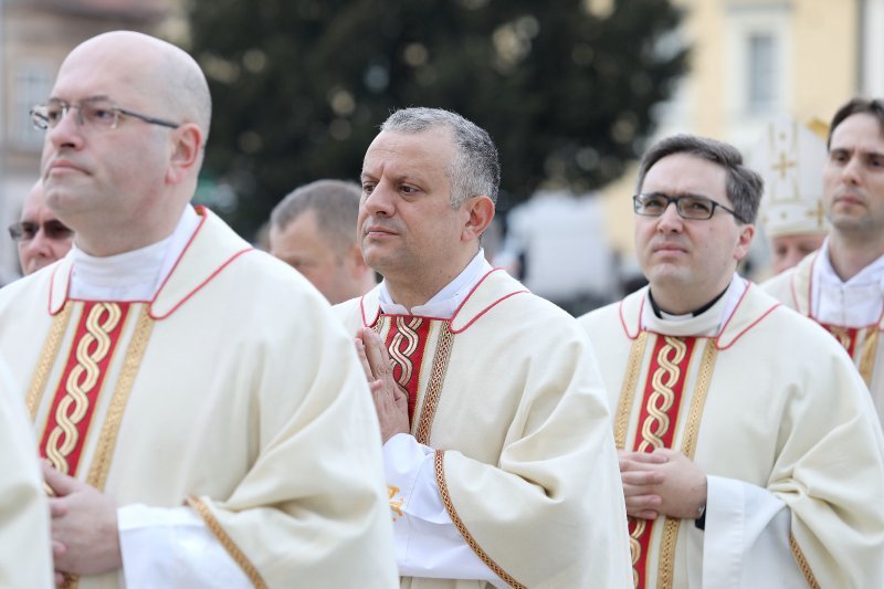 Zagreb: Svećeničkom ulaznom procesijom počeli obredi Velikog trodnevlja