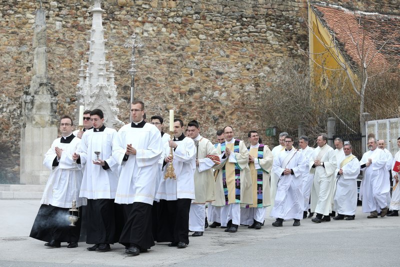 Zagreb: Svećeničkom ulaznom procesijom počeli obredi Velikog trodnevlja