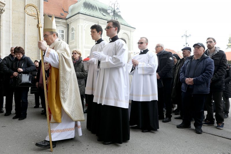 Zagreb: Svećeničkom ulaznom procesijom počeli obredi Velikog trodnevlja