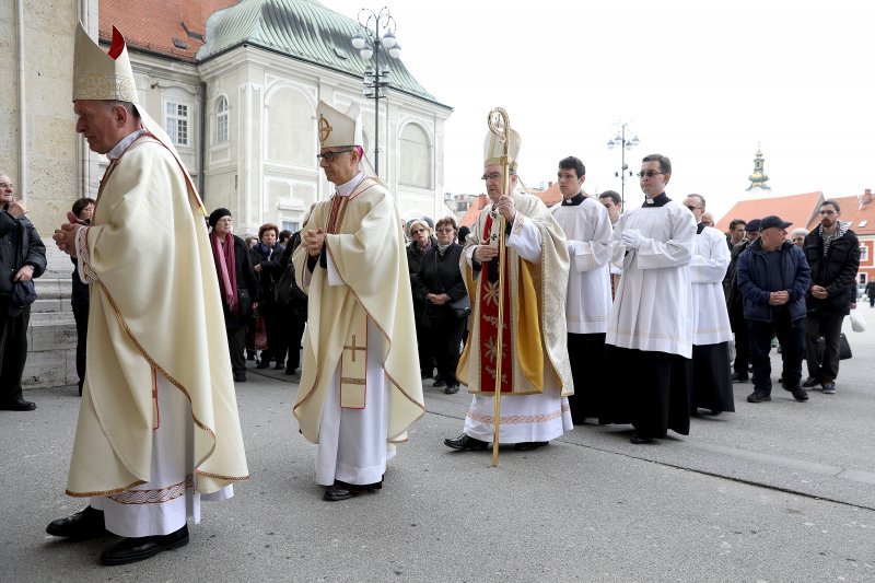 Zagreb: Svećeničkom ulaznom procesijom počeli obredi Velikog trodnevlja