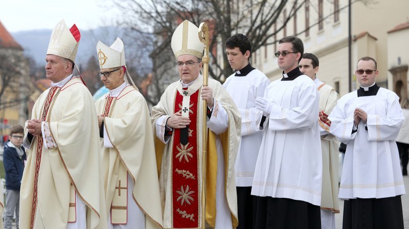 Zagreb: Svećeničkom ulaznom procesijom prije mise posvete ulja počeli obredi Velikog trodnevlja