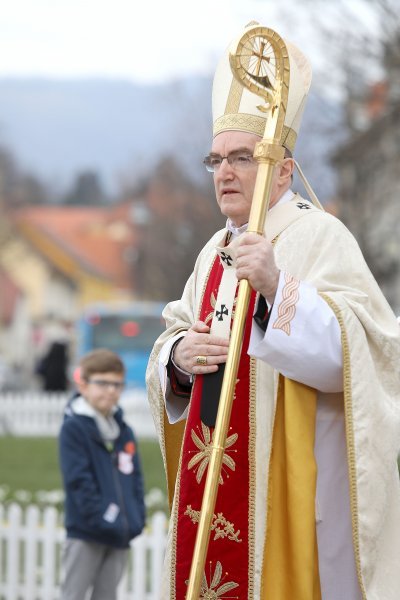 Zagreb: Svećeničkom ulaznom procesijom počeli obredi Velikog trodnevlja