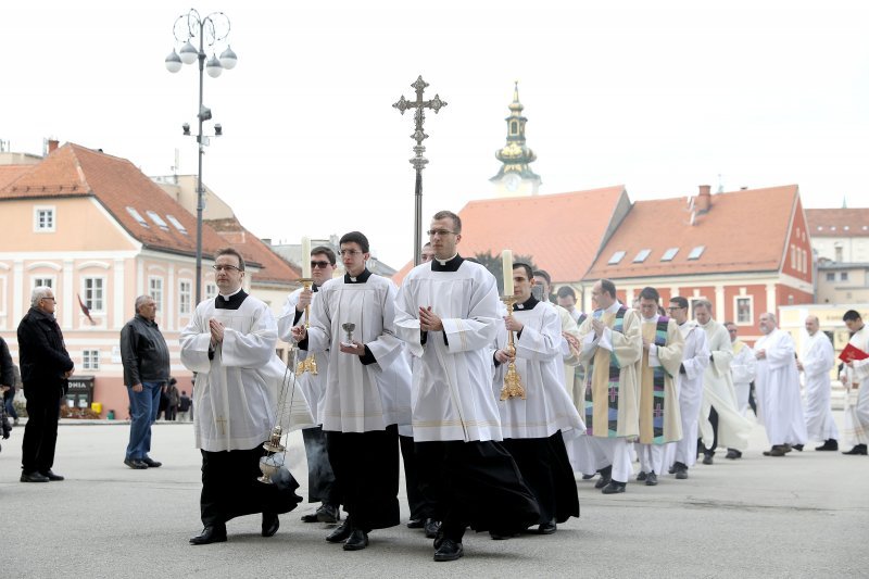 Zagreb: Svećeničkom ulaznom procesijom počeli obredi Velikog trodnevlja