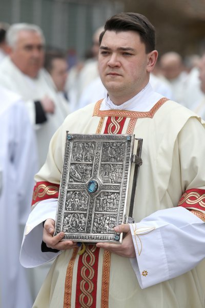 Zagreb: Svećeničkom ulaznom procesijom počeli obredi Velikog trodnevlja