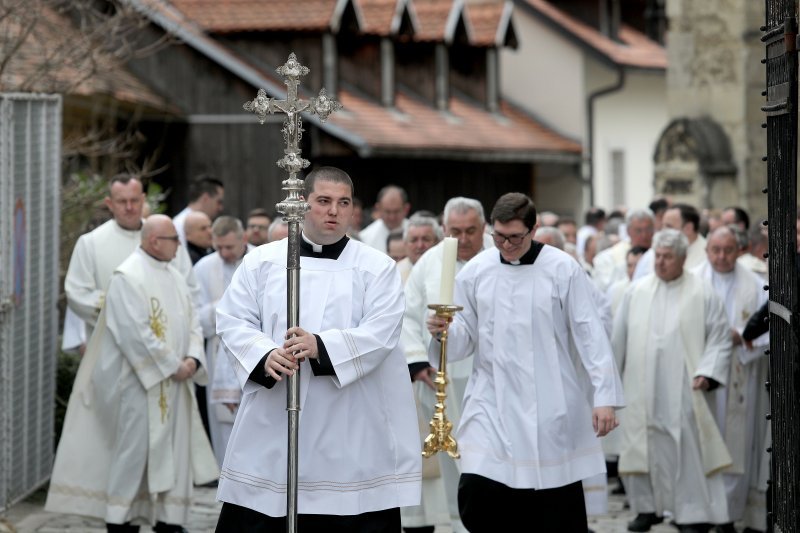 Zagreb: Svećeničkom ulaznom procesijom počeli obredi Velikog trodnevlja