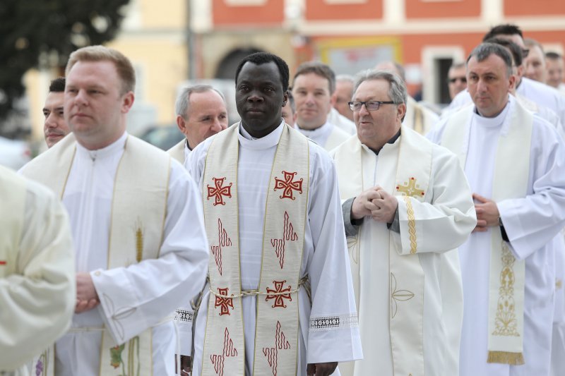 Zagreb: Svećeničkom ulaznom procesijom počeli obredi Velikog trodnevlja