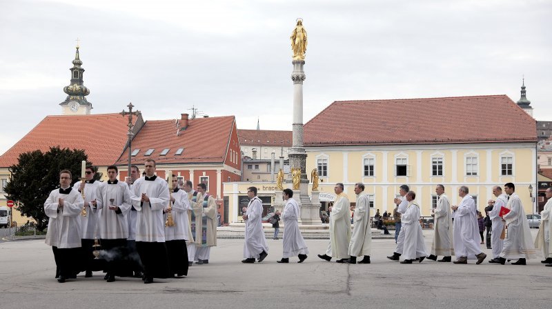 Zagreb: Svećeničkom ulaznom procesijom počeli obredi Velikog trodnevlja