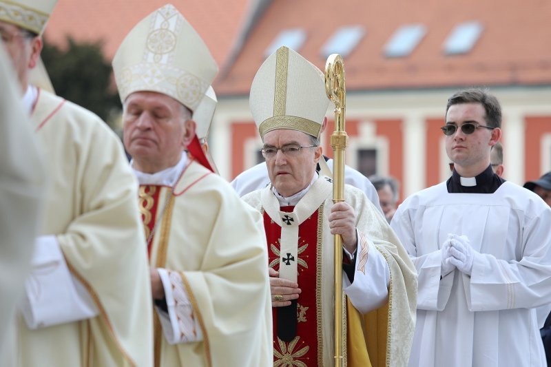 Zagreb: Svećeničkom ulaznom procesijom počeli obredi Velikog trodnevlja