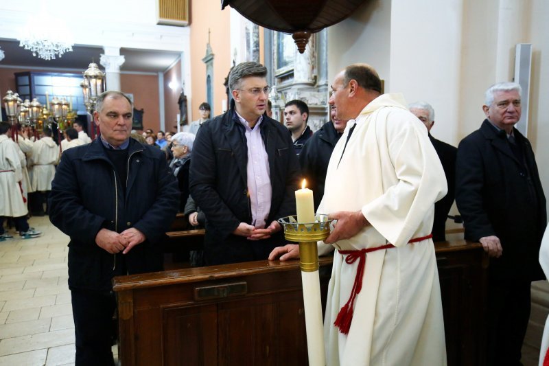 Andrej Plenković na hvarskoj procesiji 'Za križen'