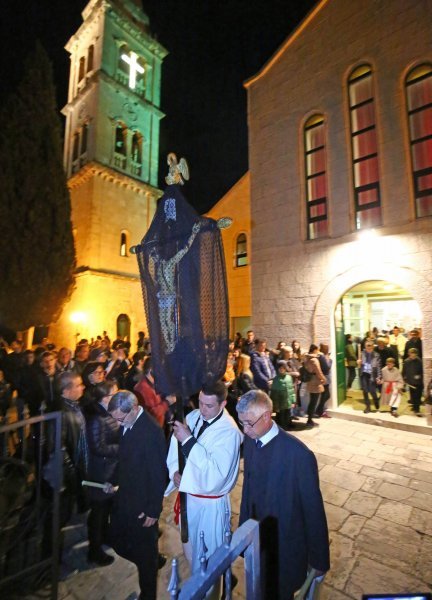 Andrej Plenković na hvarskoj procesiji 'Za križen'