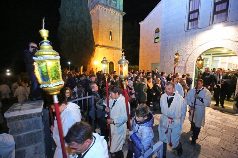 Andrej Plenković na hvarskoj procesiji 'Za križen'