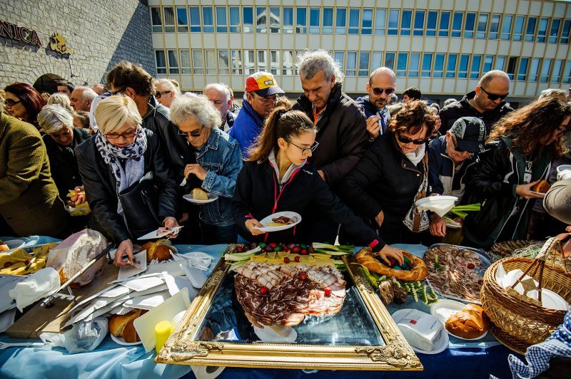 Šibenik: Tradicionalni Uskrsni doručak na Trgu Petra Šubića
