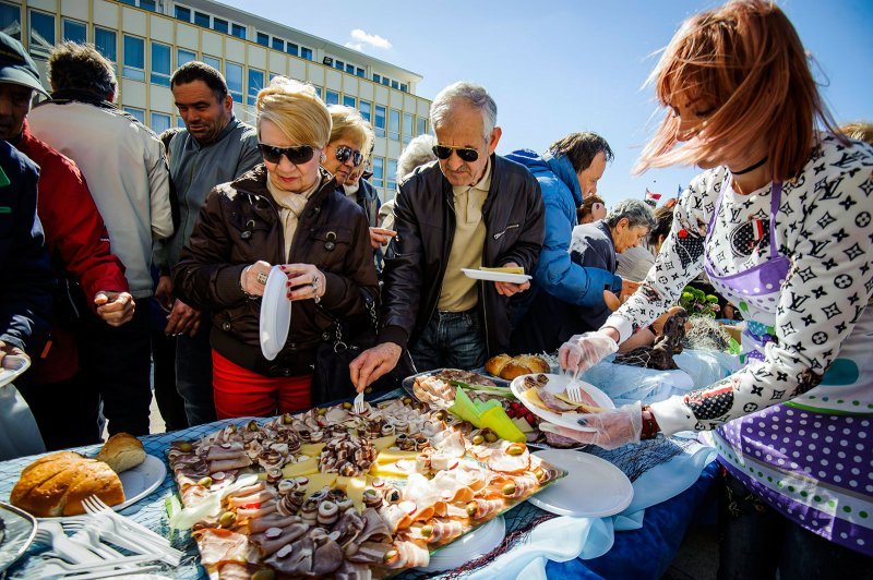 Šibenik: Tradicionalni Uskrsni doručak na Trgu Petra Šubića