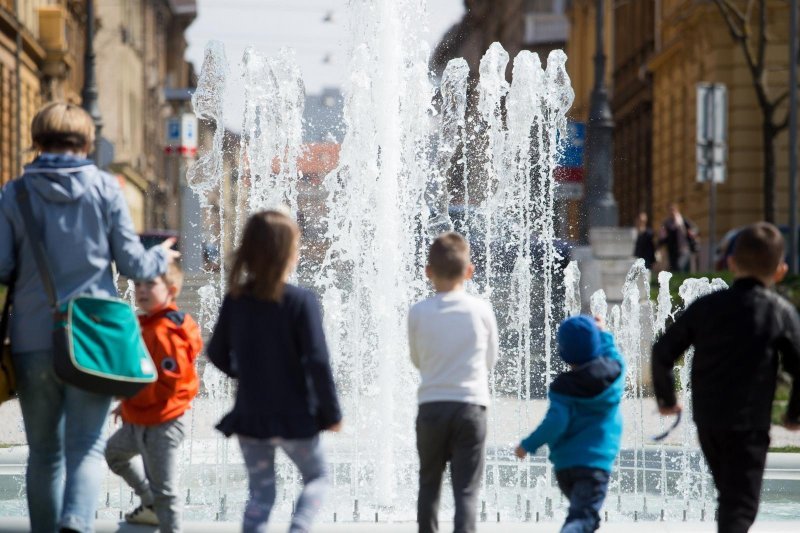 Zagreb: Lijep proljetni dan mnogi su iskoristili za šetnju i uživanje na suncu