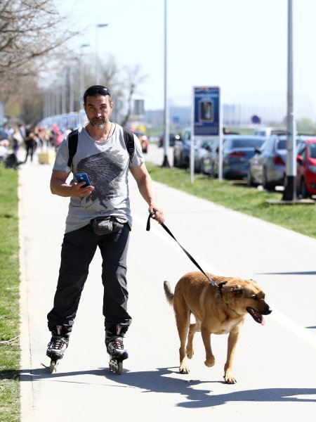 Hrvoje Rupčić na rolama s psom na Jarunu