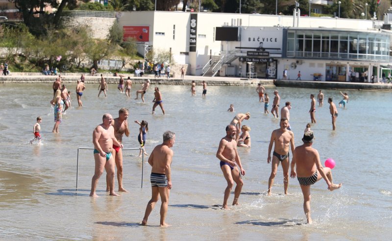 Vruća nedjelja na splitskim Bačvicama