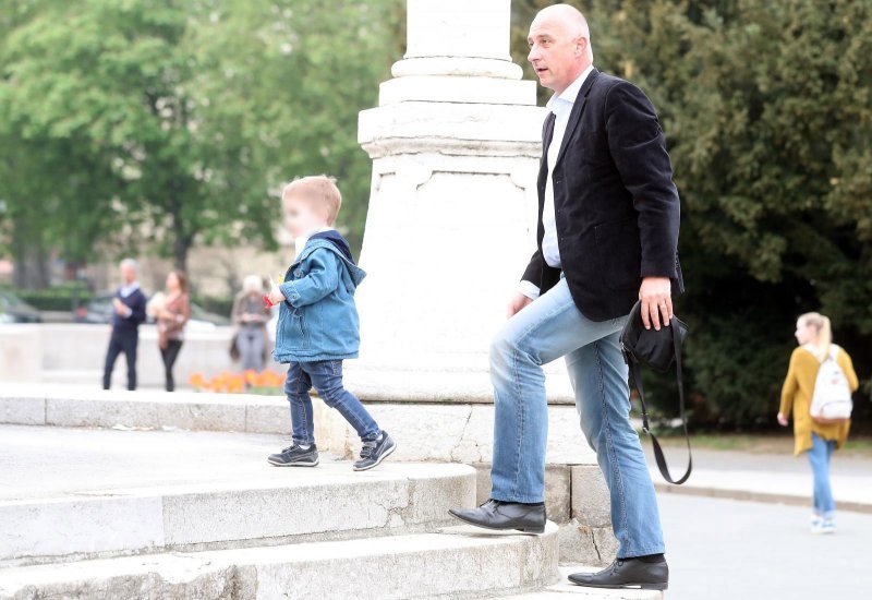 Političar Ivan Vrdoljak s obitelji prošetao trgom Republike Hrvatske