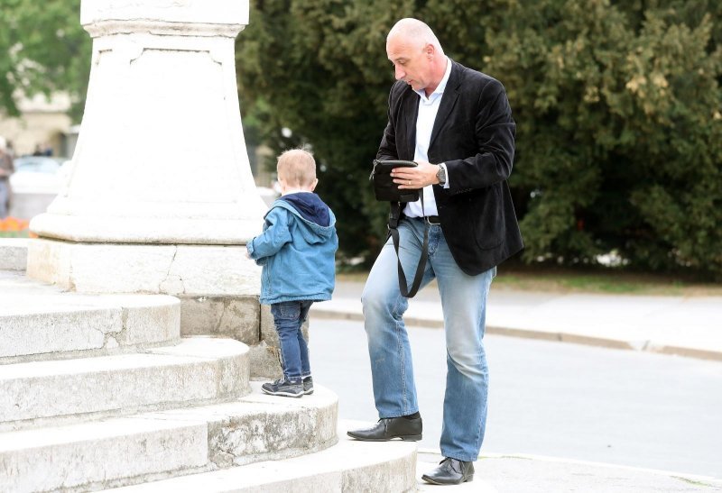 Političar Ivan Vrdoljak s obitelji prošetao trgom Republike Hrvatske