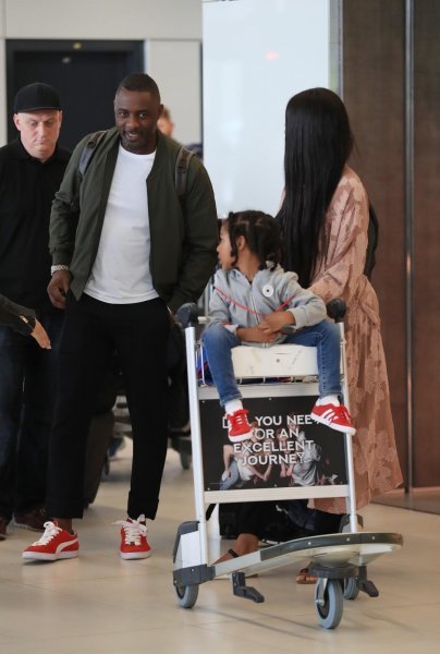 Glumac i DJ Idris Elba sa sinom i zaručnicom sletio u Zračnu luku Franjo Tuđman