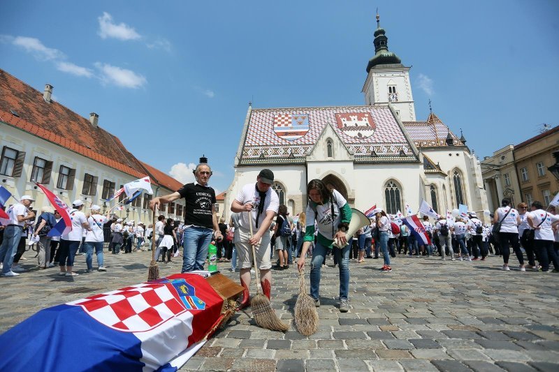 Performans sahrane Republike Hrvatske u lijesu ispred crkve sv. Marka
