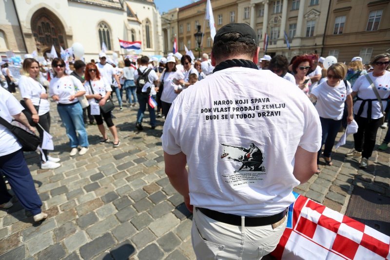 Performans sahrane Republike Hrvatske u lijesu ispred crkve sv. Marka