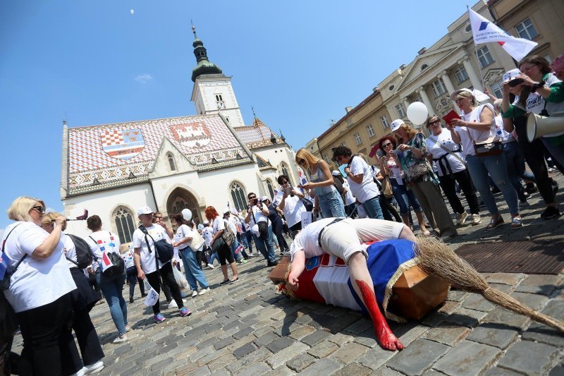 Performans sahrane Republike Hrvatske u lijesu ispred crkve sv. Marka