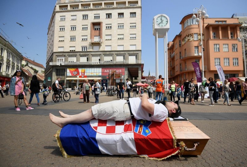 Performans sahrane Republike Hrvatske u lijesu ispred crkve sv. Marka