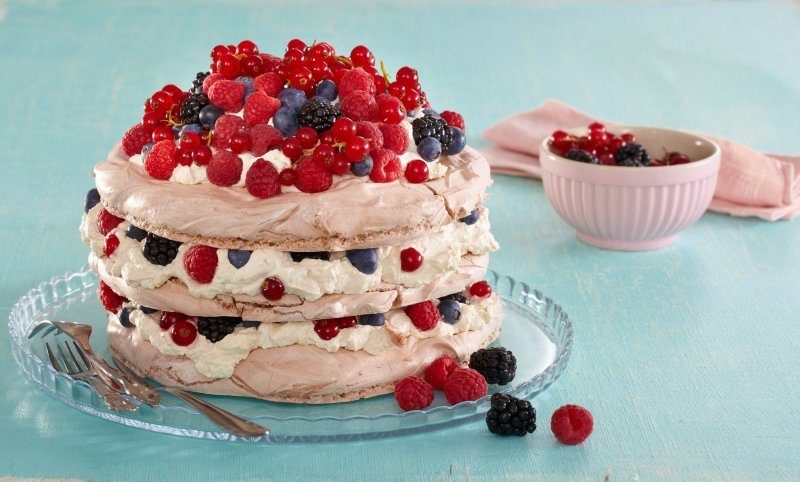 Pavlova torta sa šumskim voćem