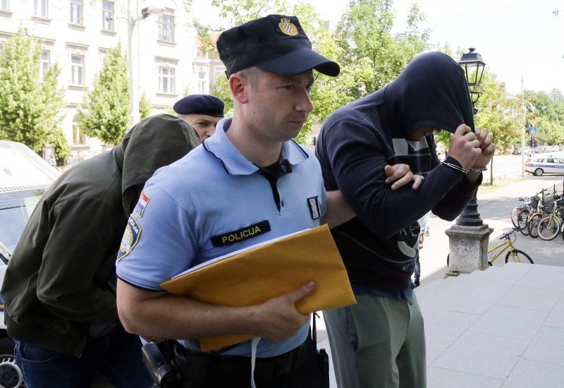 Privođenje osumnjičenih za paljenje kuće Radovana Ortynskog