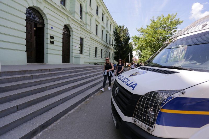 Privođenje osumnjičenih za paljenje kuće Radovana Ortynskog