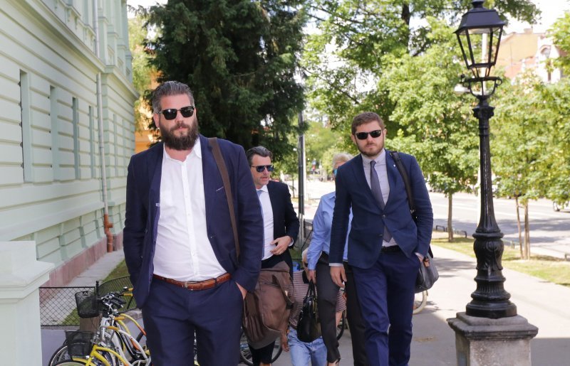 Privođenje osumnjičenih za paljenje kuće Radovana Ortynskog