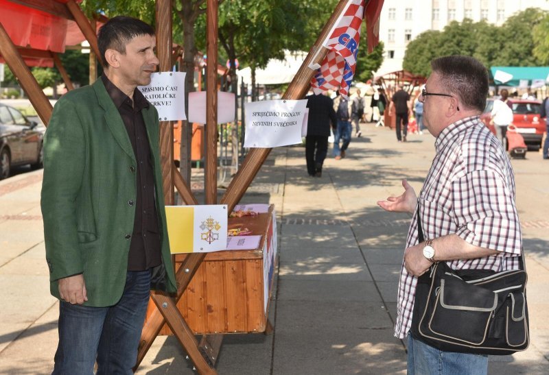 Performans Siniše Labrovića 'Zaštitimo svećenike od progona za pedofiliju'